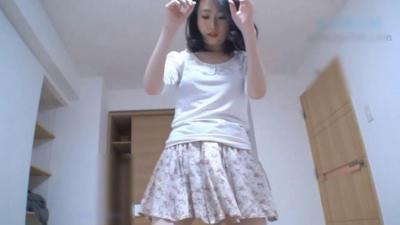 白嫩气质小少妇脱掉内裤在客厅地上被爆操内射.